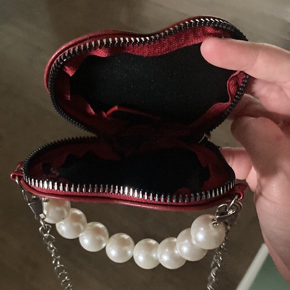 Red Heart Pearl Purse With Detachable Chain - Picture 3 of 5